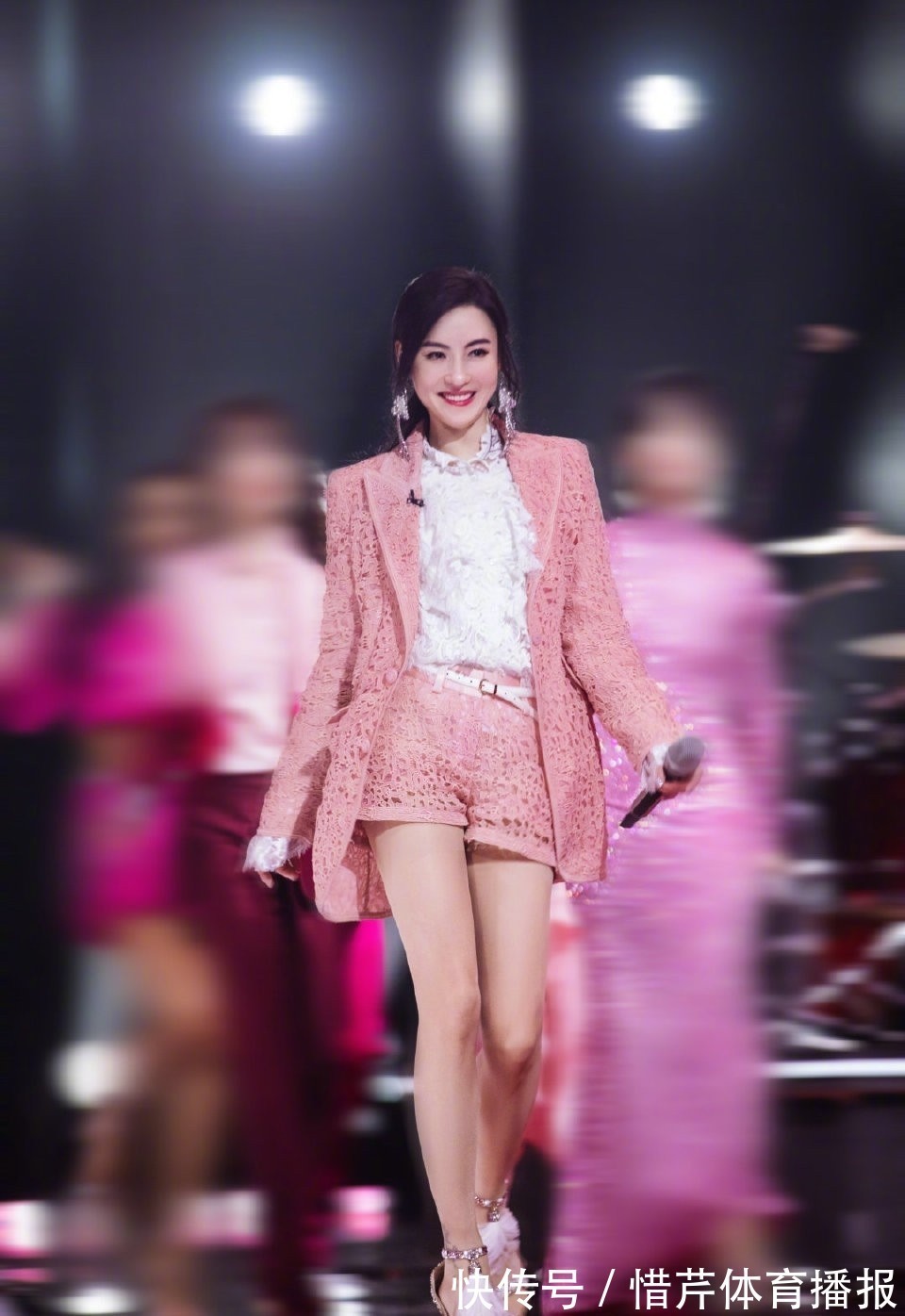 53岁那英挑战空中瑜伽，为决赛变小哭包？张柏芝穿芭比粉秀长腿