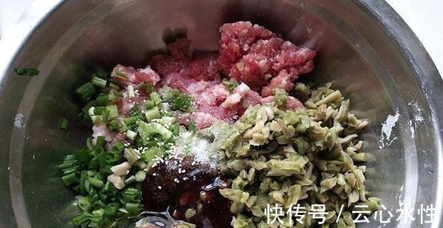 冷天,我常买它包饺子,泡好切碎拌进肉馅里,脆嫩鲜美,吃着真香