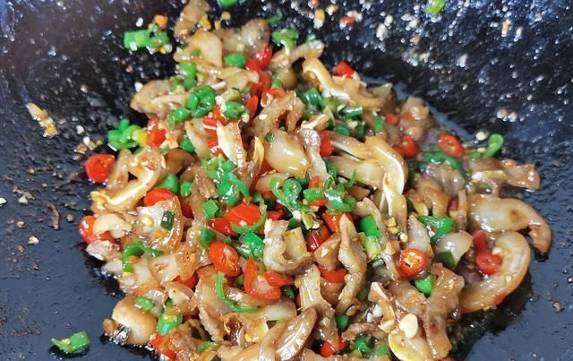 简单|卤猪耳朵怎么炒?做法简单,味道香辣开胃,吃起来又脆又嫩还下饭