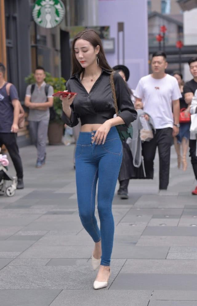 街拍:清爽靓丽的短发美女,穿黑色的吊带连衣裙,时尚大气