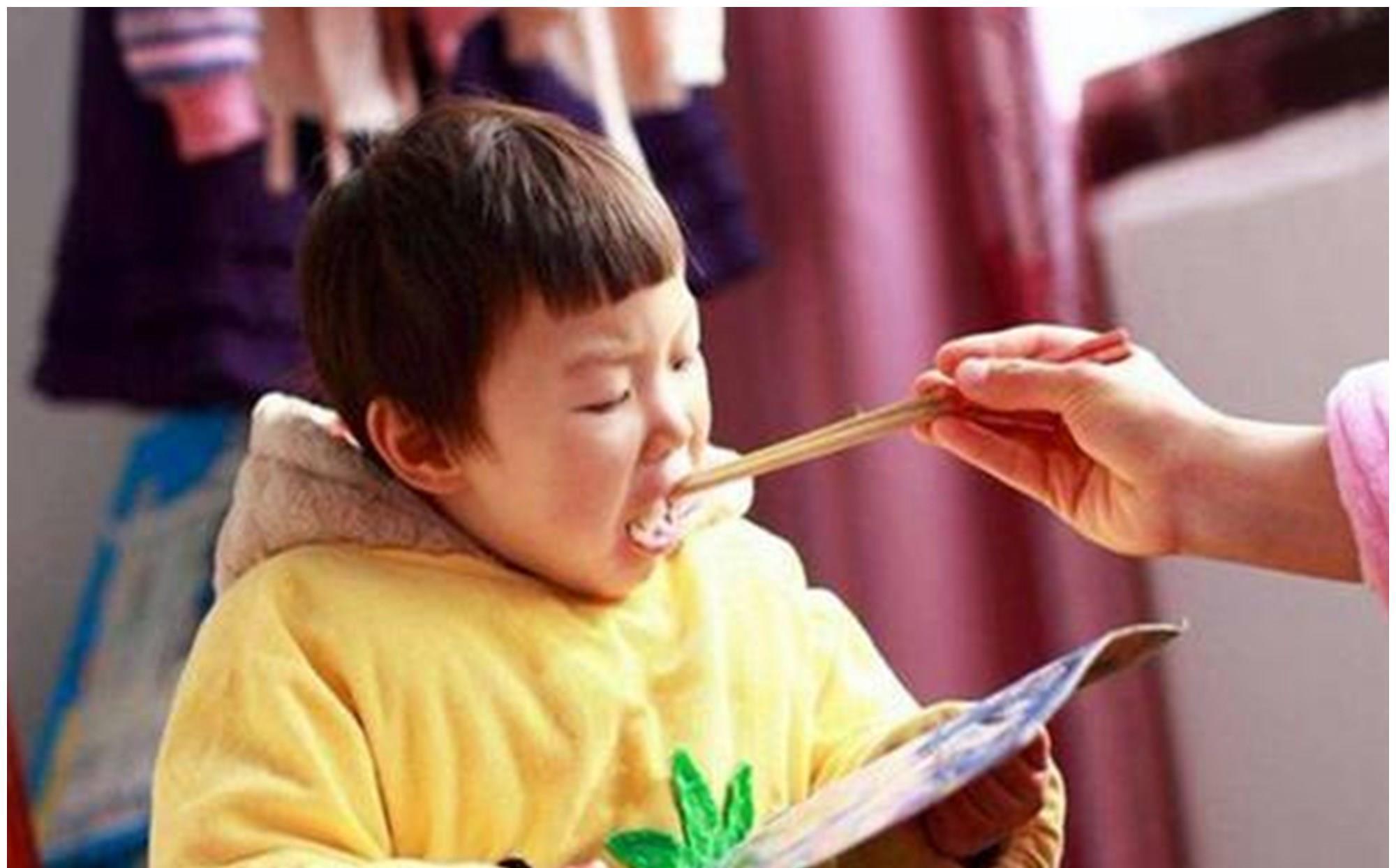 喂养|娃吃辅食时,宝妈要避免三个“不当做法”,不然孩子吃一次伤一次