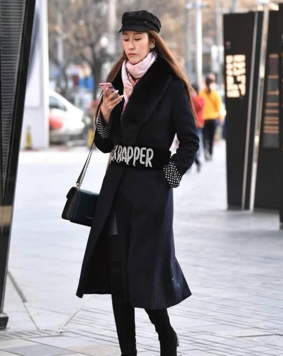 女神|街拍:瑰姿艳逸的美女,一件一字肩上衣配卡其色短裙,时尚女神范