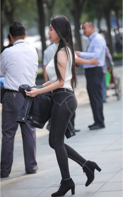 穿搭|街拍微胖美女的无袖上衣穿搭示范,照着搭让你上街美美哒