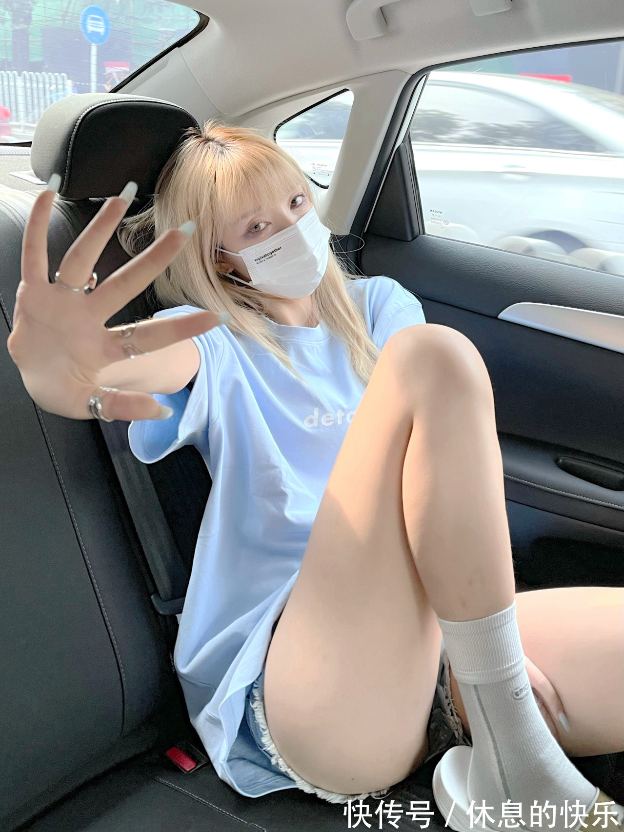 |搞笑GIF趣图：这就是当今流行的广场舞，广场不再是大妈的天下了