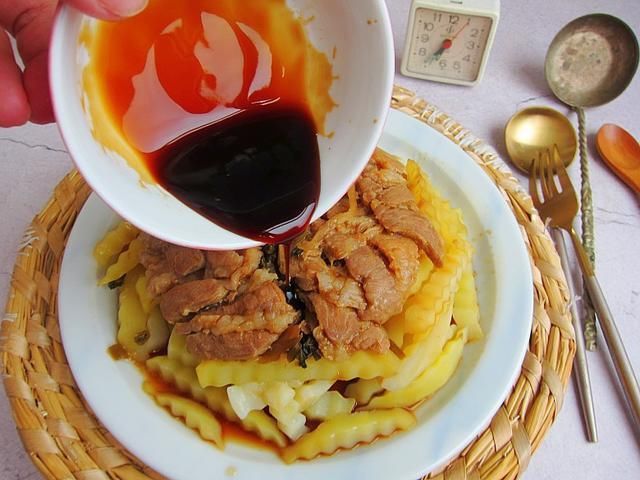 土豆扣肉|老两口，爱吃这菜维C是西红柿的4倍，被誉为人类“第2面包”抗饿