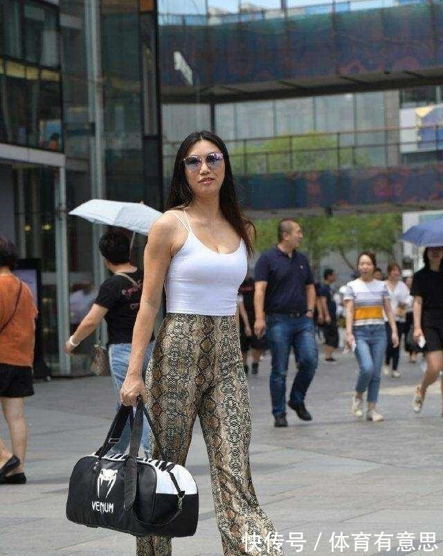 穿搭 年轻自信的瑜伽裤穿搭随心又时髦,展现迷人体态,简约好看!
