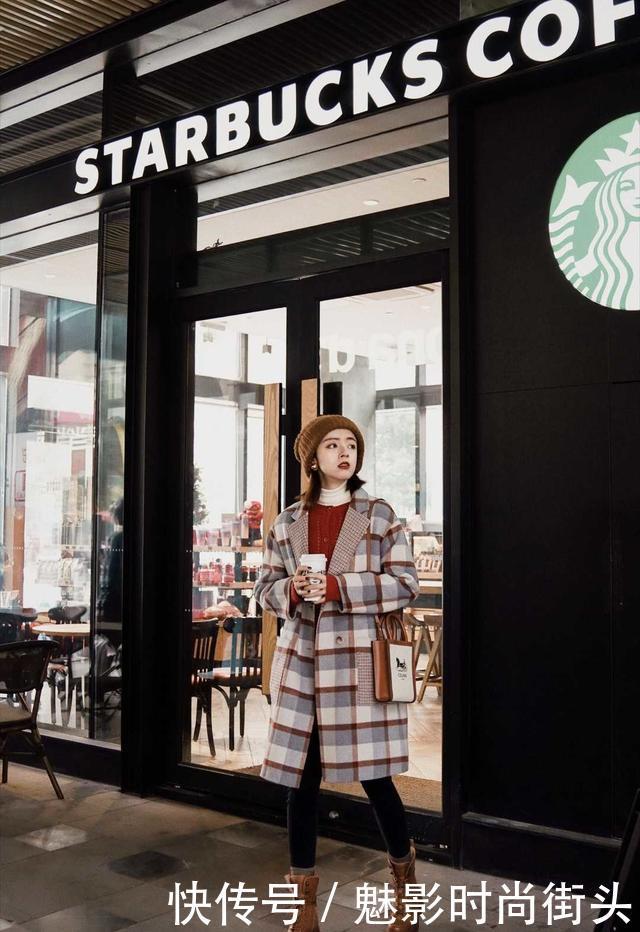 大衣是秋冬出行的常备品,尽量选择亮眼的颜色,能够完美吸睛