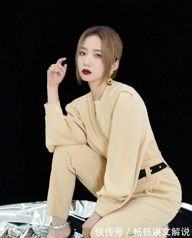 小蠻腰|孟美岐再戰(zhàn)金發(fā),杏色連衣褲又美又颯,時尚表現(xiàn)力太強(qiáng)!