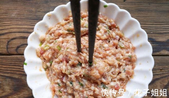 酸甜|酸甜开胃的鱼香茄饼，茄子和肉馅的完美结合，一盘根本不够吃！