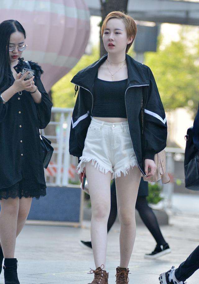 街拍:气质温婉的时尚辣妈,白色的连衣优雅大气也显年轻