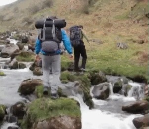 |搞笑GIF：人生难免磕磕碰碰，尤其是过河的时候