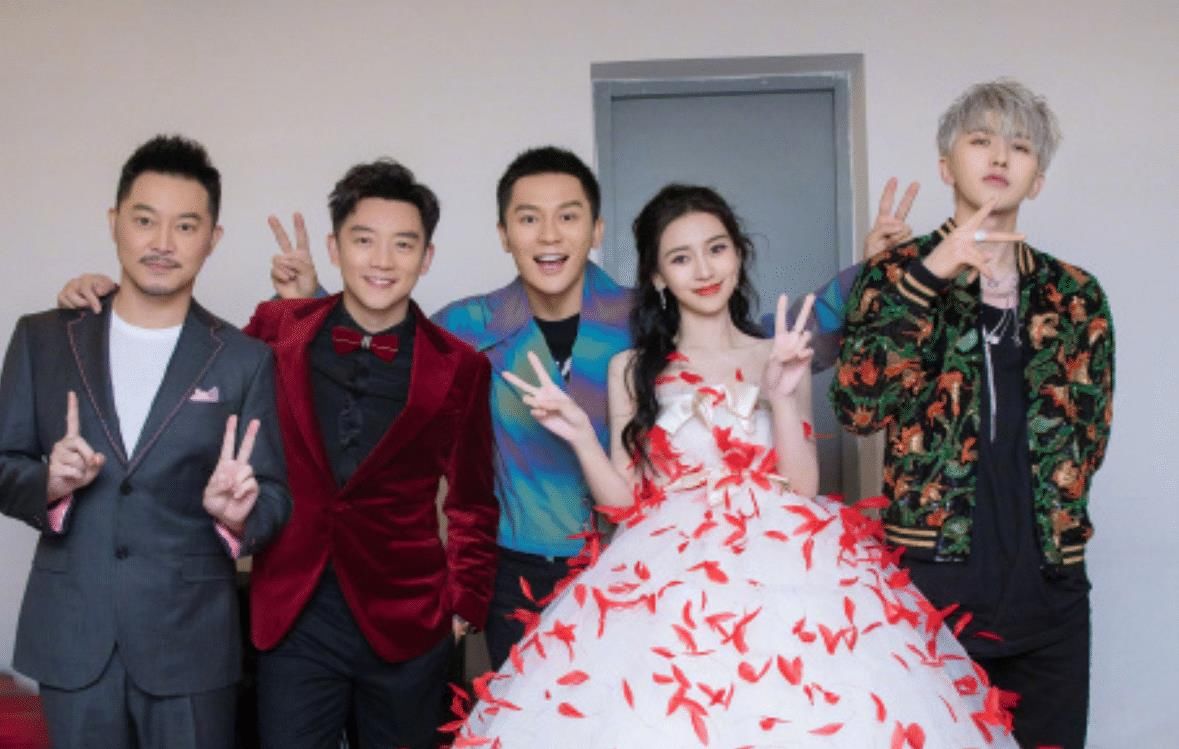 奔跑吧第九季路透曝光，蔡徐坤杨幂像豪门姐弟，却被黄旭熙吸引住