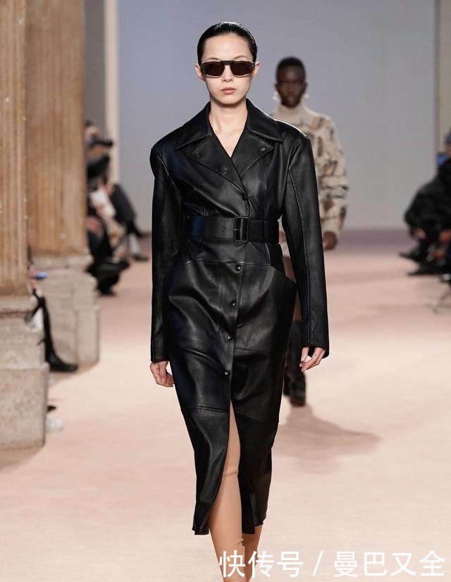 “超模”雎晓雯,穿无袖流苏连衣裙,配性感红唇洋溢优雅高贵气氛