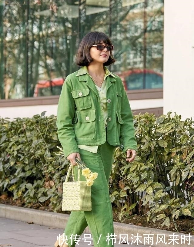绿色系|女人买包包时,就选这5个“经典色”,背个两三年都不过时