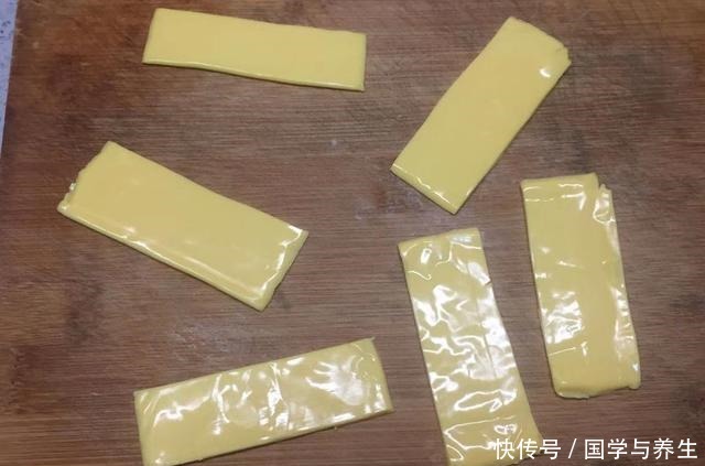 我常用鸡蛋给孩子做这早餐，咸香松软，补充营养，5分钟就搞定