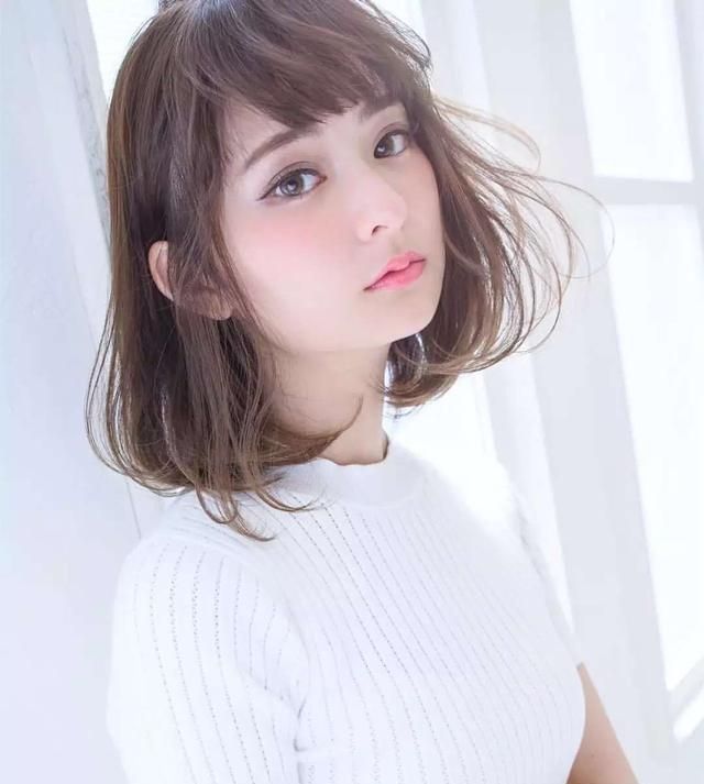 脸宽的人留适合什么发型？试试这三种发型，时尚减龄又显脸瘦