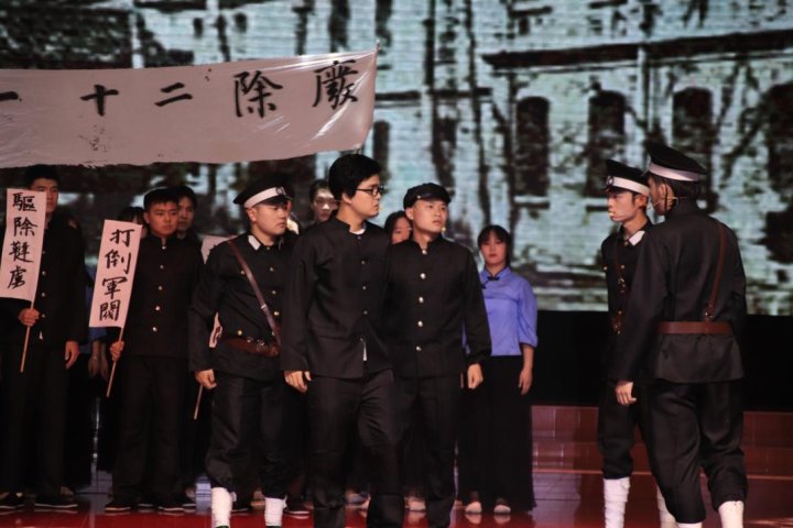 暨阳学院|红色故事搬上舞台 师生自编自导自演舞台剧《俞秀松》