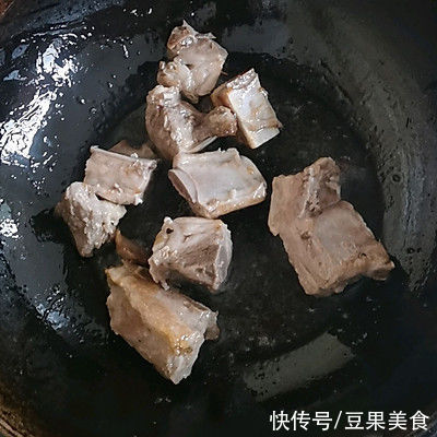 做法|土豆炖排骨的家常做法，简单快捷又好吃