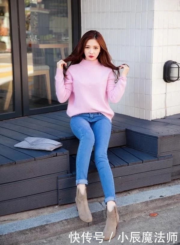 小姐姐爱穿牛仔裤尽显优美的曲线,秀出与众不同的身材曼妙