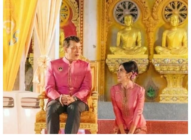 三人组|王室三人组同台亮相，苏提达心情愉悦，诗妮娜过分妖娆面容显老