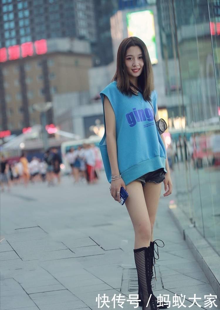 好看|街拍:美女有一对小虎牙,笑得真好看,充满灵动俏皮的感觉!