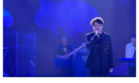 好聲音之后，王靖雯再次參加音樂綜藝，與兩位導(dǎo)師助教同臺(tái)競(jìng)技