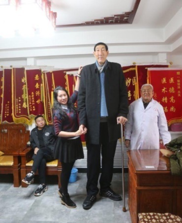 第一男|中国第一男巨人鲍喜顺:12年前不听医生建议生下儿子,如今怎样了