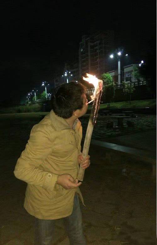 |搞笑图片幽默段子笑话大哥你点香烟的方式还挺特别啊，哈哈