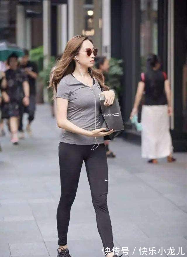 印花 穿上塑造身形的打底裤,彰显名模般的气质,更加惬意