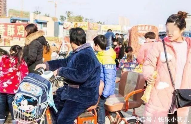 位宝妈|“睡衣妈妈”火了,穿睡衣接娃被吐槽,孩子:太丢人