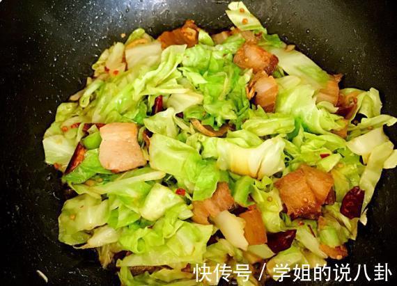 包菜|炒包菜不要焯水,学会大厨的做法,包菜脆嫩味道好,比吃肉都香