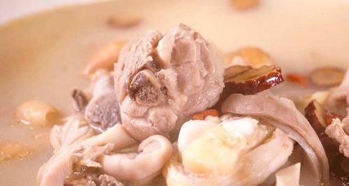 1个猪肚和1只鸡煲汤,适合冬天喝,常喝滋补又养胃,真美味