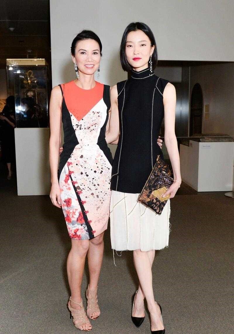 亮色系|邓文迪才是阿姨辈中顶流！ 穿着一袭拼接印花连衣裙，高级优雅