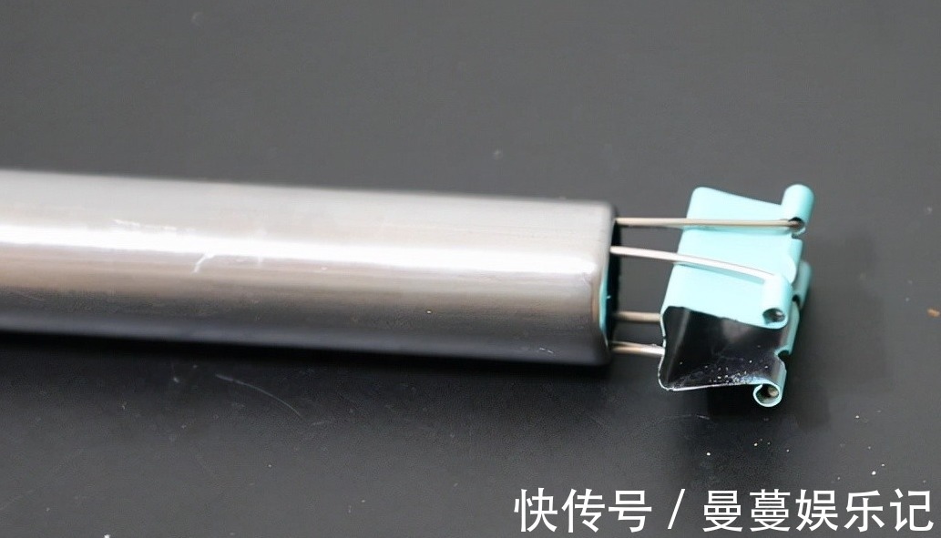 今天才发现，燕尾夹放在扫把上的妙用，解决家里麻烦事，省钱实用