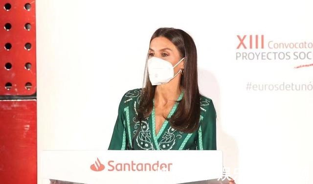 色号 莱后也有私心丨出席活动五度垂青绿野裙,网友高跟鞋才是挚爱款!