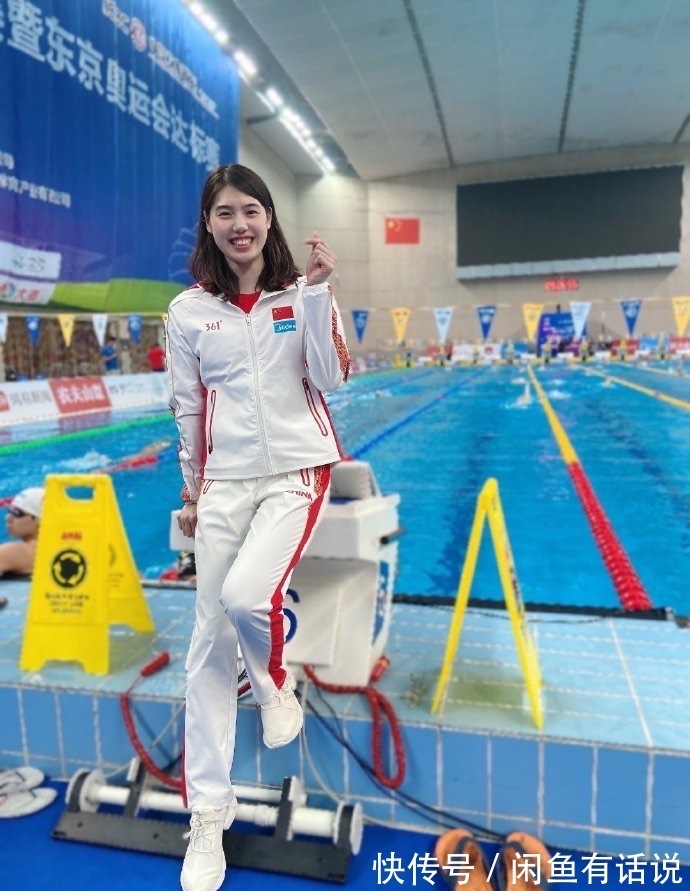 赛场|张雨霏赛场上真霸气，私底下却是隐藏的时髦精，穿小香风套裙好美