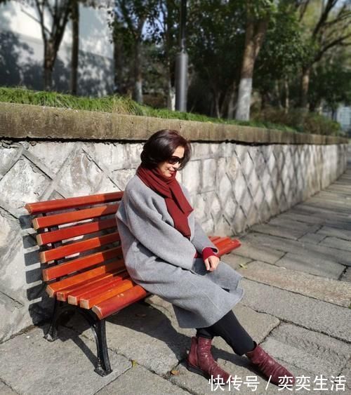 珍珠项链|讲真，穿灰色就服这些50＋女人！她们的灰色穿搭，越看越有气质