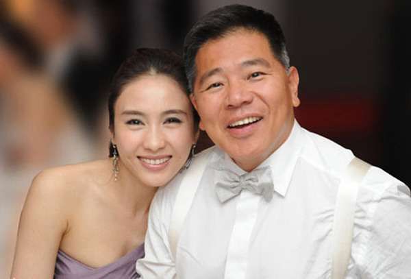 43岁黎姿弟弟黎婴瘫痪12年终于有能力自己进食,多年付出没有白费 - 快