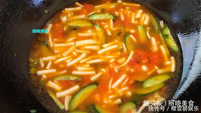 白玉菇|黄瓜别凉拌了,加一块鸡脯肉,简单一炖,汤鲜肉嫩,全家都抢着吃