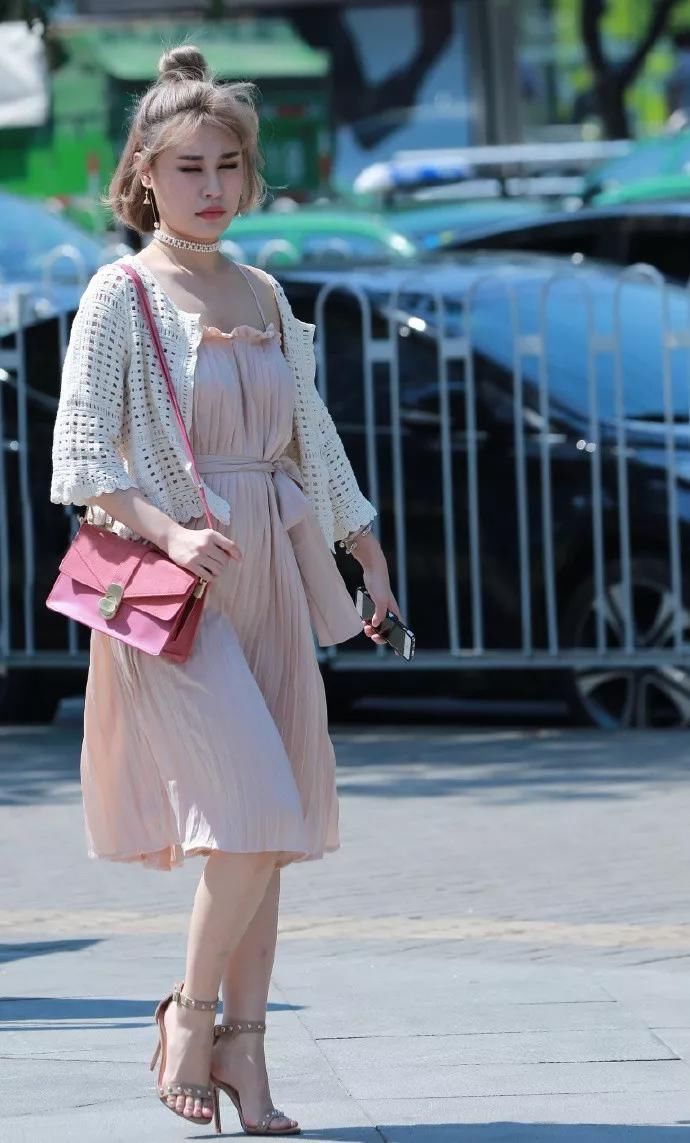 吊带+短裙勾勒出迷人的身材曲线,好身材一览无余