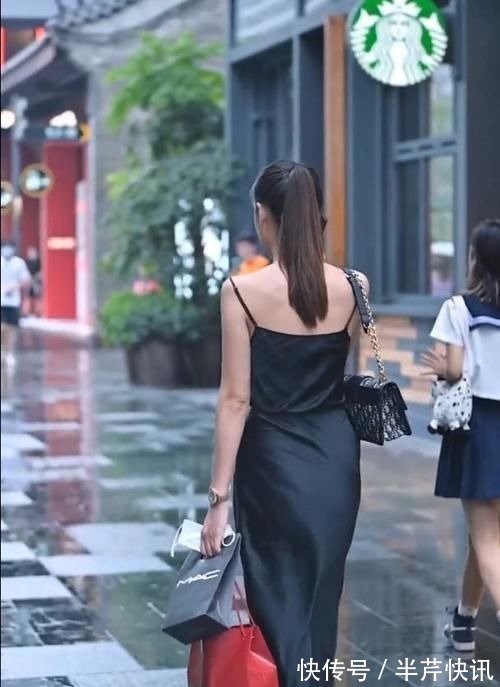 穿搭 别致的真丝短裙,小吊带看起来,就像是挂上去的!!