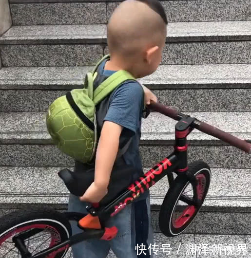 宝宝|“男子汉宝宝”火了,搬着自行车上楼梯的那一刻“男友力”爆棚