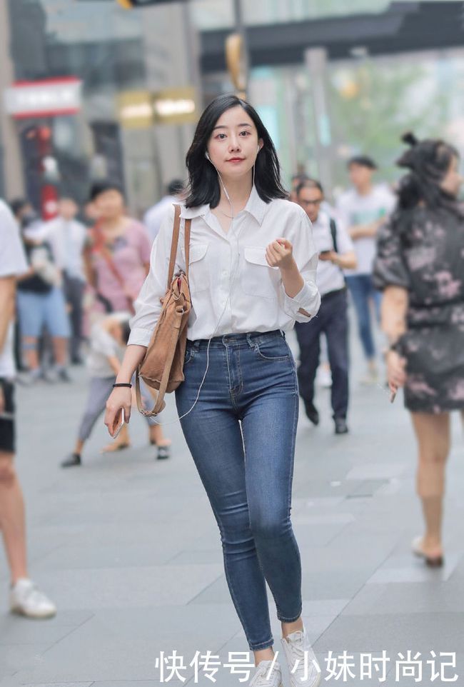 显瘦|初冬穿牛仔裤搭配衬衫,显瘦减龄还有气质,摆脱穿搭烦恼