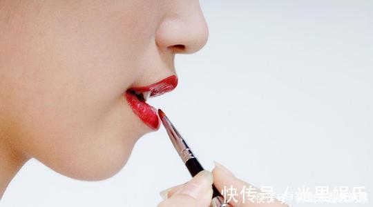 润唇膏|女生涂口红时,千万别有这4个“习惯”,不然再贵口红都掉色沾杯