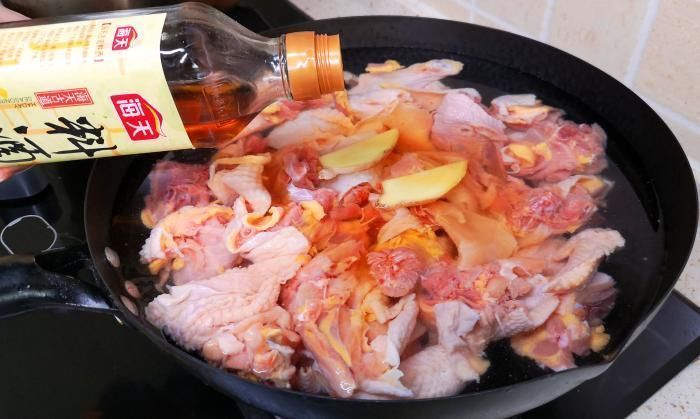 炖鸡肉时,有人先焯水,有人直接炖,大厨:都不对,教您正确做法