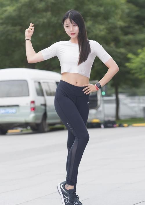 架不住|这条紧身裤造型普普通通,但架不住人家身材曲线感和颜值高呀