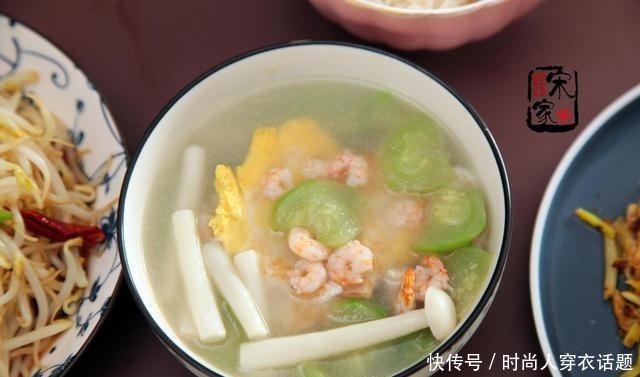 两口子的轻食晚餐,2菜1汤,美味好吃,南方朋友吃不了蒜黄!