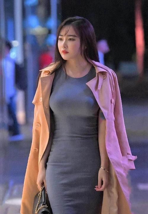 小姐姐是“大码”身材,穿风衣简直是行走的衣架