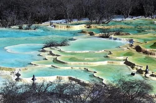 五彩池是上天赐予大地的礼物？揭开美丽的钙华景观背后真相