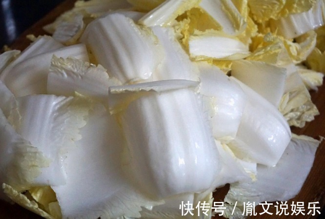 做醋溜白菜,放醋最关键,掌握时机炒出来的白菜才好吃